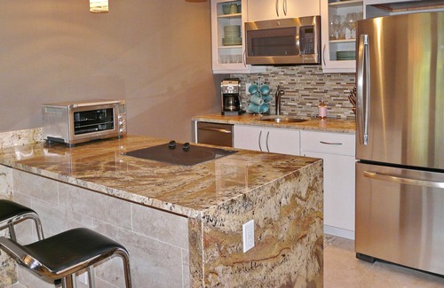 Marco Island Condo | Romantic getaway w/ heated pool & brief walk to beach