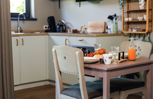 Wilbertoord Apartment | Romantic luxury apartment great garden with fire table 5 minutes to the forest.