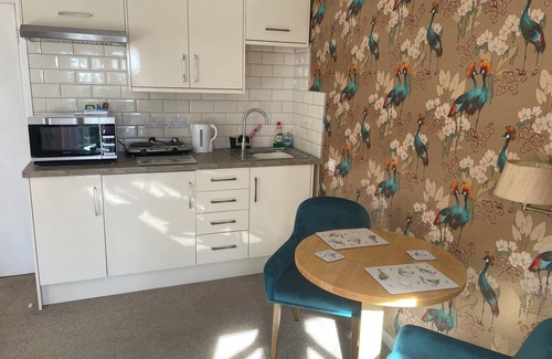 Aylmerton Apartment | Romantic Pond view Orpington studio with outdoor swimming pool. Pet friendly