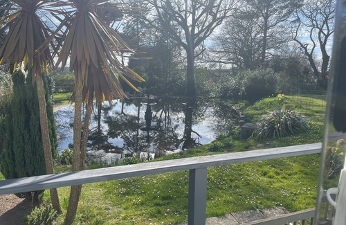 Aylmerton Apartment | Romantic Pond view Orpington studio with outdoor swimming pool. Pet friendly