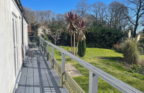 Aylmerton Apartment | Romantic Pond view Orpington studio with outdoor swimming pool. Pet friendly