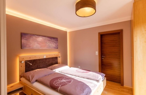 Fuschl am See Bed & Breakfast | Romantic room "Pear" with winter garden access - Haus Bergblick