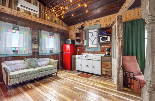 Lampasas Cabin | Romantic Treehouse Escape in Hill Country