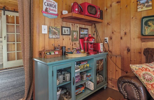 Matlock Cabin | Romantic, Updated 1940's Cabin/Pet Friendly | Waterfront | Fire Pit | Kayaks