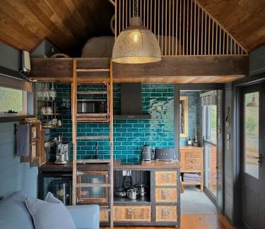 Huon Valley Villa | Romantic Valley Cabin with Outdoor Bath