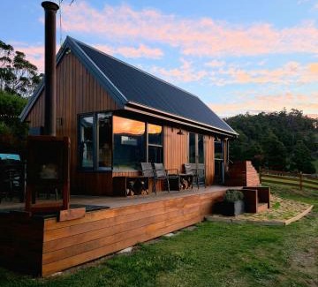 Huon Valley Villa | Romantic Valley Cabin with Outdoor Bath