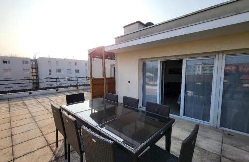 Parilly Apartment | ROOFTOP 3 CHAMBRES, TERRASSE, GARAGE