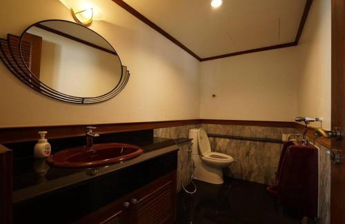 Khlong Ton Sai House | Rooftop Paradise & Koi Pond-6BR Hideaway@Icon Siam