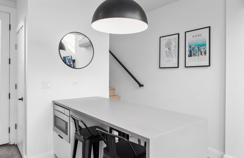 Lower Queen Anne House | Rooftop Space Needle Views - Seattle Townhome