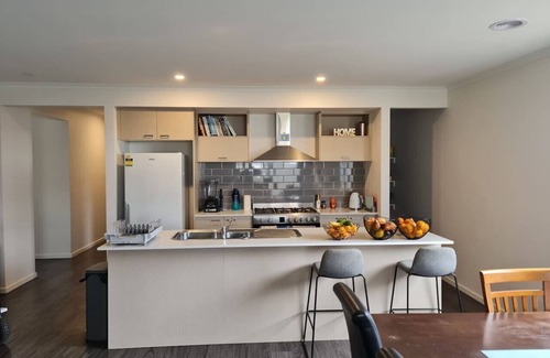 Delacombe House | Room#1 queen, double and ensuite