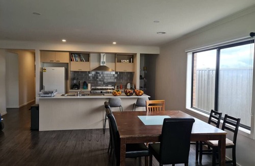 Delacombe House | Room#1 queen, double and ensuite