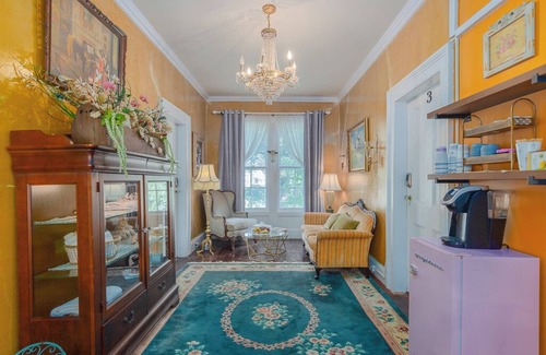 Warwick House | Room 2 at The Warwick Inn – Cozy Elegance in the Heart of Town