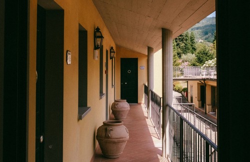 San Donato in Fronzano Apartment | Room '75 H Fattoria Degli Usignoli Doppia' with Shared Pool, Wi-Fi and Air Conditioning