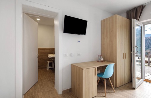 Domegge di Cadore Apartment | Room 'Camera 3 Azzurra Dva' with Lake View, Shared Terrace and Wi-Fi