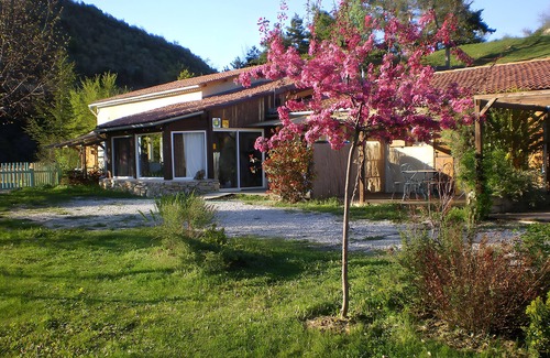 L'Epine Apartment | Room 'Cytise' with Private Terrace, Shared Garden and Wi-Fi