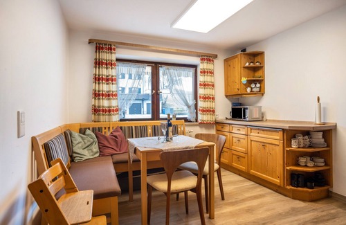 Schwangau Apartment | Room 'Eins' with Shared Terrace, Shared Garden and Wi-Fi