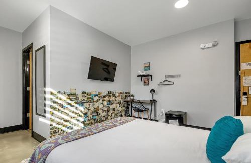 Pacific Hotel | Room For Two With Pool And Kitchen Access