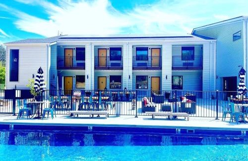 Pacific Hotel | Room For Two With Pool And Kitchen Access