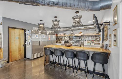 Pacific Hotel | Room For Two With Pool And Kitchen Access