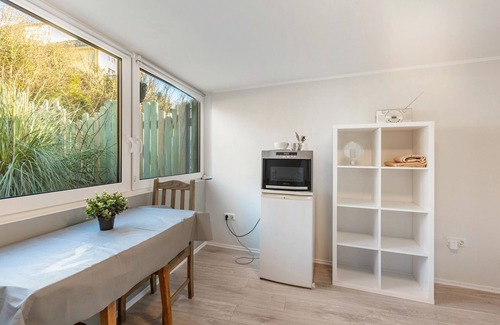 Friedrichsdorf Apartment | Room 'Green Wonder' with Shared Terrace, Private Garden and Wi-Fi