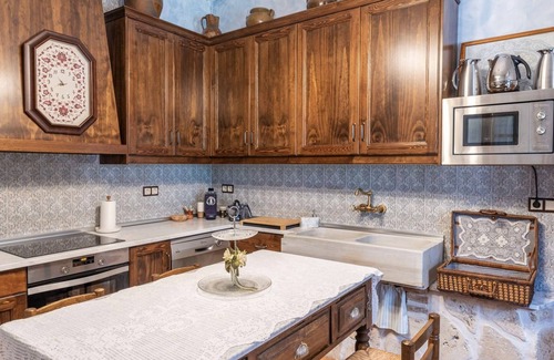 Noves Apartment | Room 'Habitación Constanza' with Shared Pool, Shared Terrace and Wi-Fi