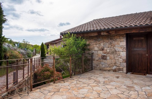 San Juan de Gredos Apartment | Room 'La Mira Chimenea Y Terraza' with Mountain View, Private Terrace and Wi-Fi