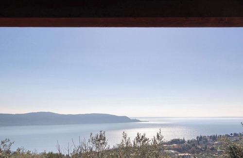 Gaino Apartment | Room 'Matrimoniale Con Balcone' with Lake View, Shared Garden and Wi-Fi