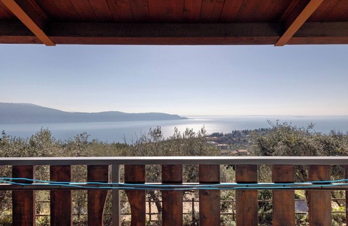 Gaino Apartment | Room 'Matrimoniale Con Balcone' with Lake View, Shared Garden and Wi-Fi