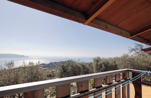 Gaino Apartment | Room 'Matrimoniale Con Balcone' with Lake View, Shared Garden and Wi-Fi