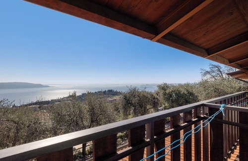 Gaino Apartment | Room 'Matrimoniale Con Balcone' with Lake View, Shared Garden and Wi-Fi