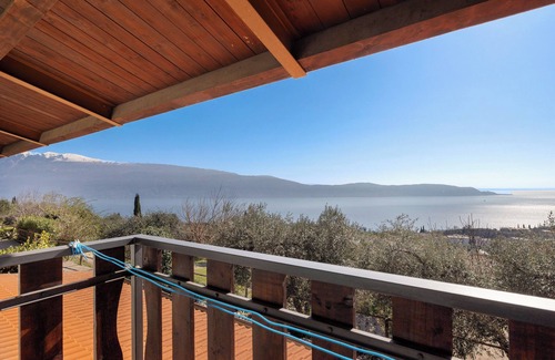 Gaino Apartment | Room 'Matrimoniale Con Balcone' with Lake View, Shared Garden and Wi-Fi