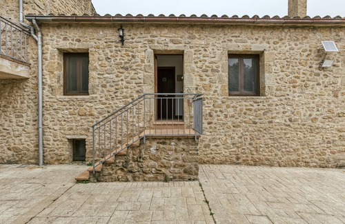 Pujals dels Pagesos Apartment | Room 'Mestral' with Shared Pool, Wi-Fi and Air Conditioning