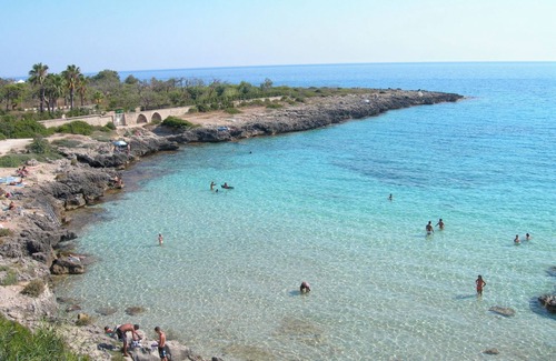 Pulsano Apartment | Room 'Primo Piano - Camera 1' with Private Garden, Wi-Fi and Air Conditioning