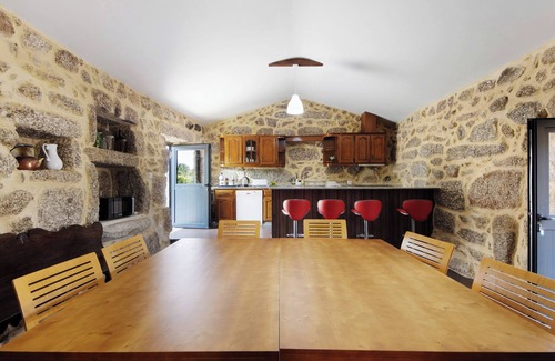 Rossas Apartment | Room 'Quarto 5' with Mountain View, Wi-Fi and Air Conditioning