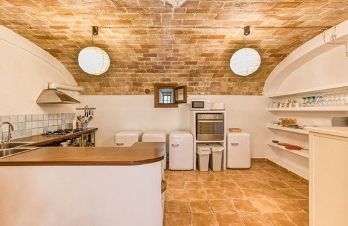 Borrassa Apartment | Room 'Sajolida' with Shared Pool, Wi-Fi and Air Conditioning