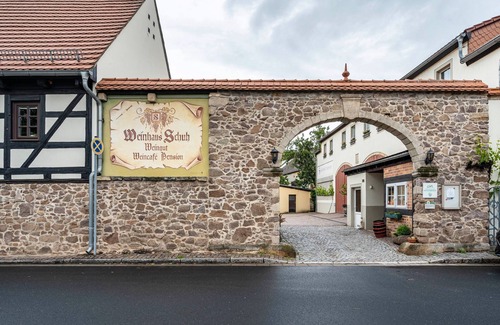 Soernewitz Apartment | Room 'Vinotel 13' with Shared Garden, Wi-Fi and Air Conditioning