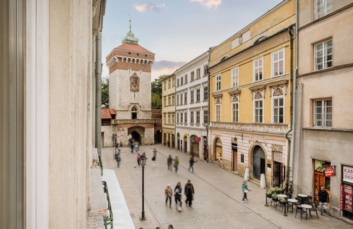 Stare Miasto Apartment | Room with a view of the Old Town street