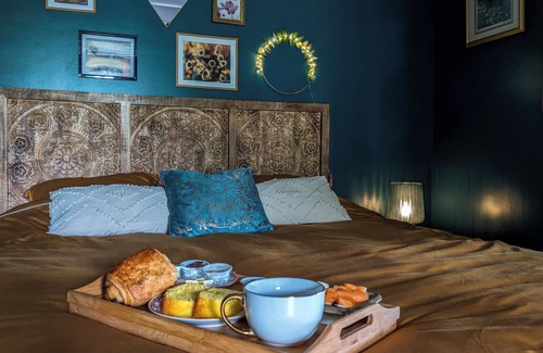 Caupenne Bed & Breakfast | Room with private spa and cinema room