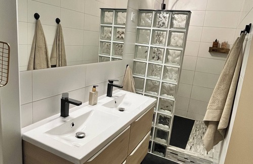 Caupenne Bed & Breakfast | Room with private spa and cinema room