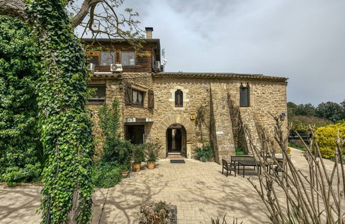 Pujals dels Pagesos Apartment | Room 'Xaloc' with Shared Pool, Wi-Fi and Air Conditioning