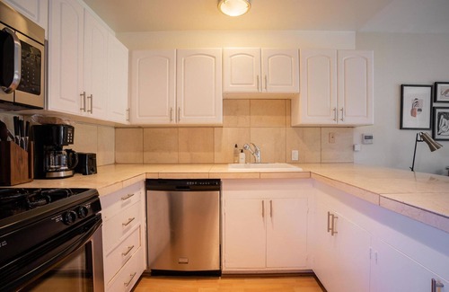 University South Apartment | Roomy Palo Alto 1BR w/Parking, nr Tech Companies, by Blueground