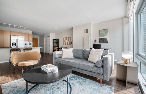 Streeterville Apartment | Roomy Streeterville 2BR w/Pool & Gym, nr Riverwalk, by Blueground