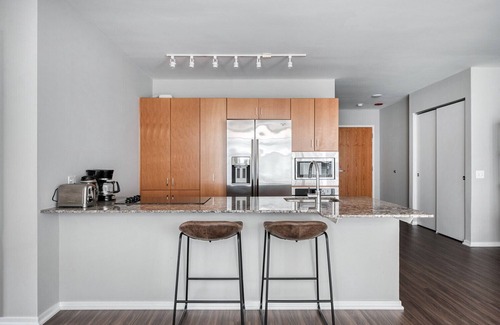 Streeterville Apartment | Roomy Streeterville 2BR w/Pool & Gym, nr Riverwalk, by Blueground