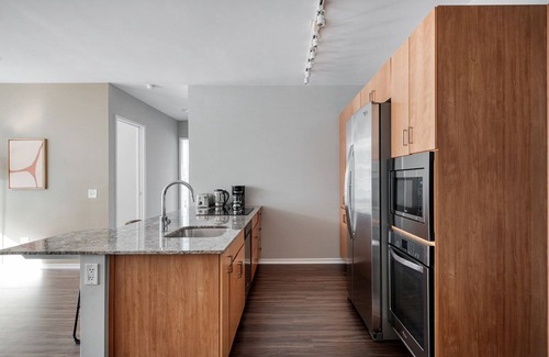 Streeterville Apartment | Roomy Streeterville 2BR w/Pool & Gym, nr Riverwalk, by Blueground