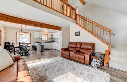 Higgins Lake Cabin | Roscommon Retreat w/Deck ~ 1 Mile to Higgins Lake