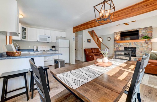 Higgins Lake Cabin | Roscommon Retreat w/Deck ~ 1 Mile to Higgins Lake