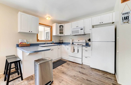 Higgins Lake Cabin | Roscommon Retreat w/Deck ~ 1 Mile to Higgins Lake