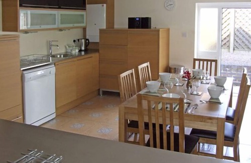 Stourport-on-Severn Apartment | ROSEWATERS COTTAGE, pet friendly, with a garden in Astley Burf