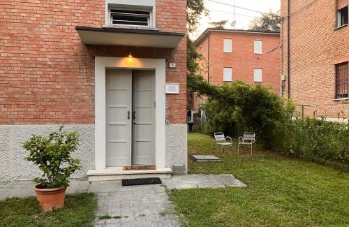 Reggio nell'Emilia Apartment | ROSSENA HOME tranquillo appartamento, con giardino, vicino al centro ed all'Ospedale Santa Maria Nuova SMN