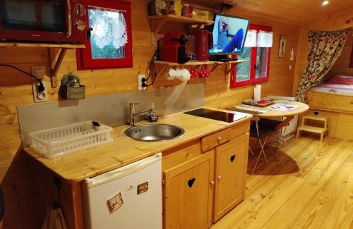 Chazey-sur-Ain House | Roulotte atypique calme au milieu de la verdure